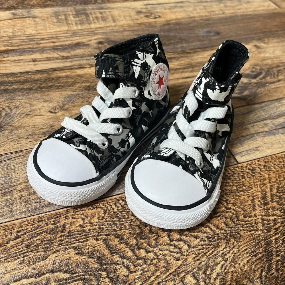 Converse All Star Kids Chuck Taylors High Top Sneakers Toddlers Sz 5 Sharks